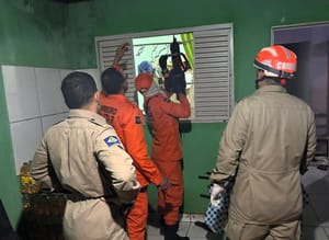 Bombeiros resgatam homem que ficou preso em janela de casa em Poconé