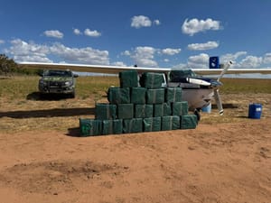 Avião com cocaína vindo da Bolívia foi monitorado por caças da FAB; prejuízo às facções é de R$ 28 milhões