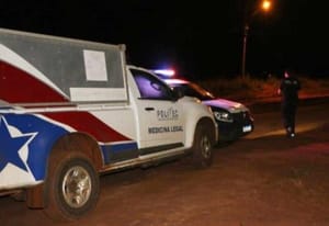 Homem é morto a tiros e outros dois ficam feridos por criminoso em motocicleta durante a madrugada