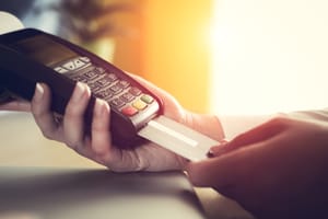 Banco e rede de lojas terão que devolver valores pagos por cobrança indevida em MT