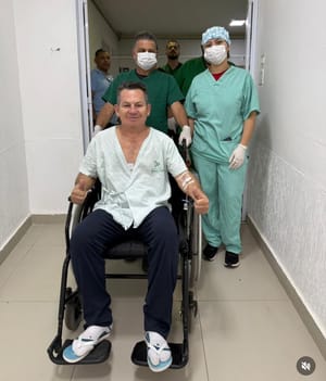 Mauro aparece em cadeira de rodas e segue em recuperação na UTI: "Mais um milagre"