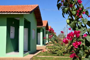Primeira-dama de MT entrega casas sorteadas durante Casamento Abençoado
