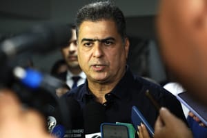 Após perder benefícios na Justiça, Emanuel encara audiência por dívida de R$ 7,2 mi