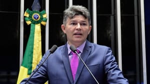 Deputado vai ao Parlamento Europeu e 'denuncia' que Brasil não vive regime democrático