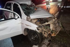 Colisão entre carro e caminhão deixa um morto e outro ferido na rodovia 364