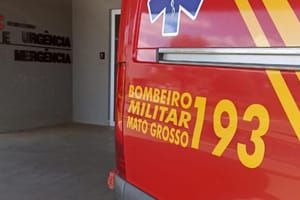 Corpo de Bombeiros socorre casal após veículo capotar na BR-364 em Diamantino
