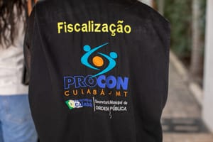 Procon mira motoristas de aplicativo e taxistas para coibir cobranças indevidas durante show em Cuiabá