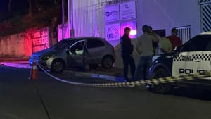 Homem é perseguido e morto a tiros dentro de carro em Cuiabá; companheira escapa ilesa