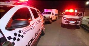 Corpo é achado escondido sob folhas de bananeira em quintal de casa e mulher é presa em Cuiabá