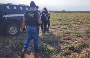 Mulher desmaia após ser atingida por chutes e garrafada, e marido é preso no local de trabalho