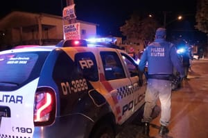 Homem é preso pela PM após tentar matar a esposa e agredir a filha adolescente