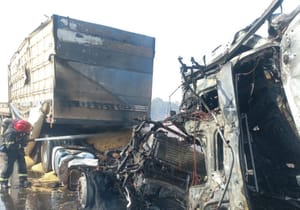 Corpo de Bombeiros combate incêndio em carreta após colisão de veículos em rodovia