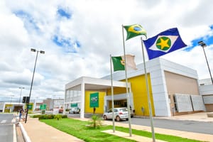 Tornozelado arremessa esposa de carro em movimento, foge e acaba preso pela PM na capital