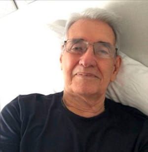 Sombra das mangueiras na calçada