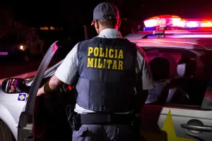 Homem tenta assassinar esposa durante a madrugada e acaba morto pela polícia