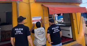 Operação flagra carne no chão e interdita açougue por falta de higiene em bairro de Cuiabá