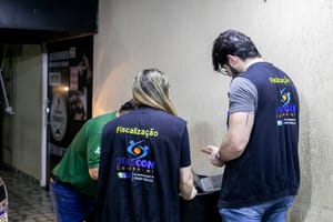 Posto em Cuiabá tem bomba de combustível lacrada após fiscalização flagrar vazamento