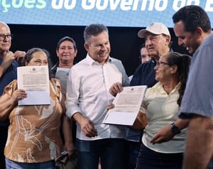 Estado anuncia mais R$ 32 milhões e entrega 354 escrituras para município
