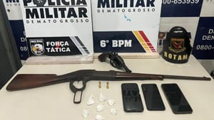 Homem e duas mulheres são presos com fuzil, revólver e  drogas em boca de fumo