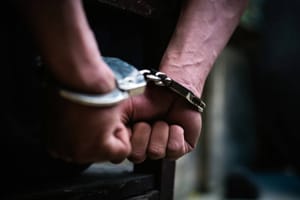 Homem é preso após instalar câmera escondida no quarto da ex-mulher e ameaçá-la de morte