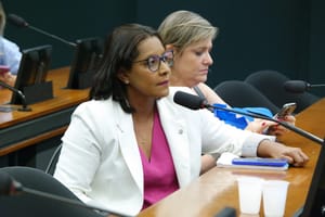 Deputada propõe medidas urgentes contra companhias aéreas por cobranças abusivas