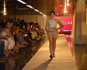 Virginia Mendes celebra desfile da filha em evento de moda