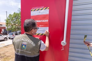 Prefeitura interdita farmácia por descumprimento de embargo e obra sem alvará em Cuiabá