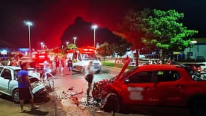 Colisão frontal entre veículos deixa duas pessoas feridas na noite de domingo