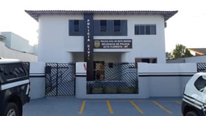 Polícia não vê legítima defesa e prende mulher por matar marido com facada durante discussão