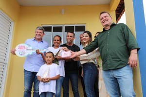 Famílias recebem chaves da casa própria pelo programa Ser Família Habitação