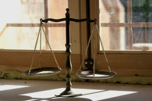 Criminoso que tentou matar ex- a facadas depois de derrubá-la de moto é condenado a 16 anos