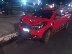 Homens trocam tiros e facadas em distribuidora após discussão  por causa de mulher e morrem