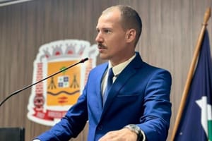 Secretário pede demissão e deve voltar à Câmara na vaga de vereador que brigou com prefeita