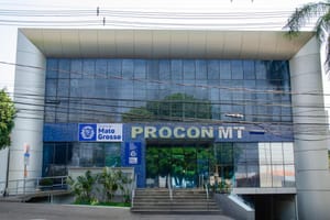 Mauro Mendes exonera chefe do Procon e conciliadora assume comando do órgão em Mato Grosso