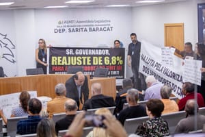Deputado pede vista e votação de aumento a servidores do Judiciário volta a ser adiada