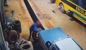 Servidor é flagrado roubando pneus de ônibus escolares de Prefeitura em MT; vídeo