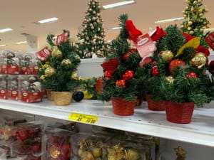 Procon orienta consumidores sobre cuidados com a compra de enfeites de Natal; confira