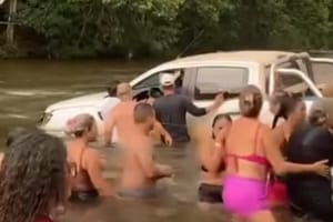 Bêbado, motorista de picape invade área de cachoeira e deixa banhista idosa ferida; veja vídeo