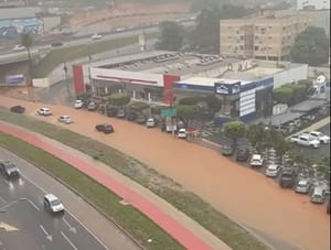 Chuva alaga obras do BRT, causa transtornos e transforma Avenida do CPA em correnteza; veja vídeo