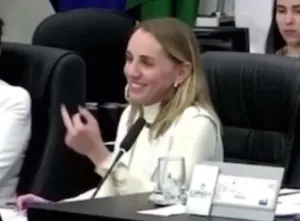 Vereadora pede desculpas por gesto obsceno para colega durante sessão