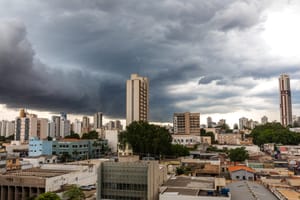 Defesa Civil mantém alerta de chuva forte e vento de até 60 km para este sábado em Cuiabá