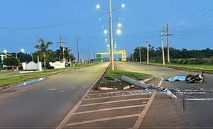 Homem perde controle de moto, bate em poste de energia  e morre na rodovia MT-140