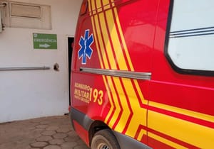 Bombeiros socorrem vítima de explosão causada por vazamento de gás de cozinha
