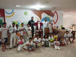 Policiais civis adotam cartinhas de Natal e doam cerca de 200 presentes para crianças e idosos