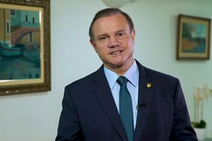 Senador reage a aliados de Mauro que cobram "perfil técnico" para o governo