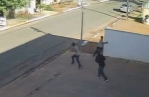 Vídeo mostra funcionário de vidraçaria sendo assassinado a tiros à luz do dia