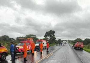 Caminhão capota após estouro de pneu e deixa três feridos em Livramento; um em estado grave