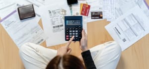 Número de famílias com contas em atraso aumenta em Cuiabá; cartão de crédito e carnês lideram