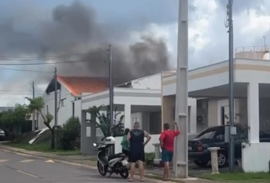 Incêndio atinge casa dentro de condomínio em Cuiabá e gera pânico nos moradores; vídeo