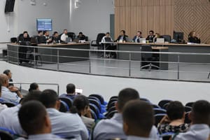 Juíza vê atuação regular, mantém-se no caso e adia júri para maio de 2026